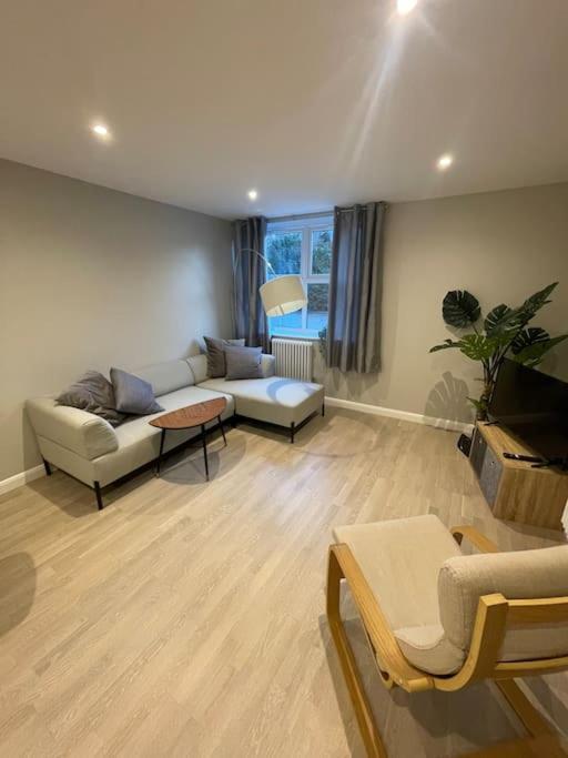 Ferienwohnung Marvellous New Build 2 Bed Flat - 1 Ophelia Court Epsom Exterior foto