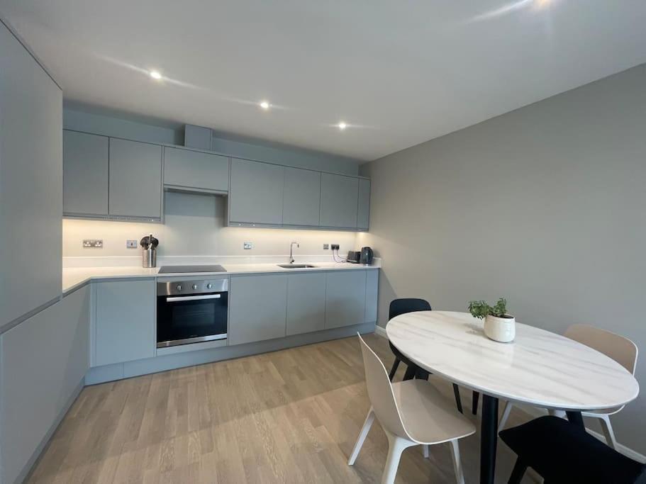 Ferienwohnung Marvellous New Build 2 Bed Flat - 1 Ophelia Court Epsom Exterior foto