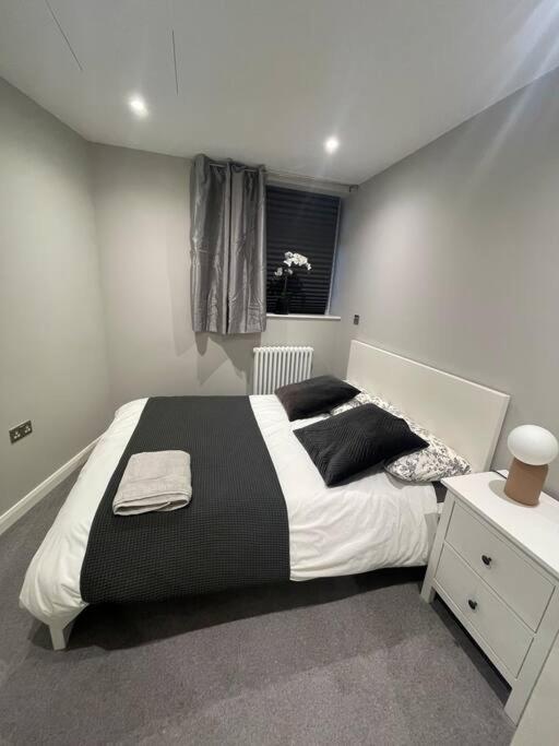 Ferienwohnung Marvellous New Build 2 Bed Flat - 1 Ophelia Court Epsom Exterior foto