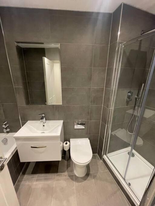 Ferienwohnung Marvellous New Build 2 Bed Flat - 1 Ophelia Court Epsom Exterior foto
